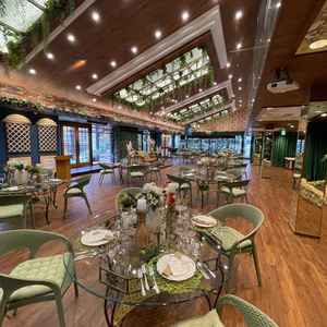 木や緑を基調とした披露宴会場です。ティファニーブルーの披露宴会場以外は広いが、横長の作りでした。