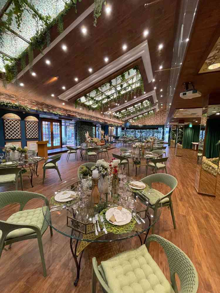 木や緑を基調とした披露宴会場です。ティファニーブルーの披露宴会場以外は広いが、横長の作りでした。