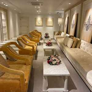 式場横の待合です。豪華なソファでリラックスできそうでした。