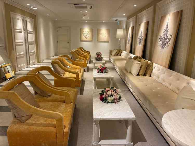 式場横の待合です。豪華なソファでリラックスできそうでした。