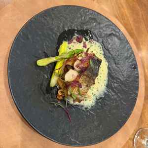 魚料理。こちらは鰆です。焼き加減、ソースの味加減ととても素晴らしかったです。