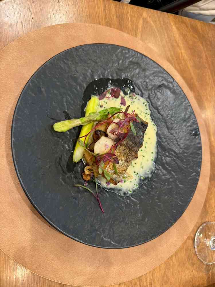 魚料理。こちらは鰆です。焼き加減、ソースの味加減ととても素晴らしかったです。