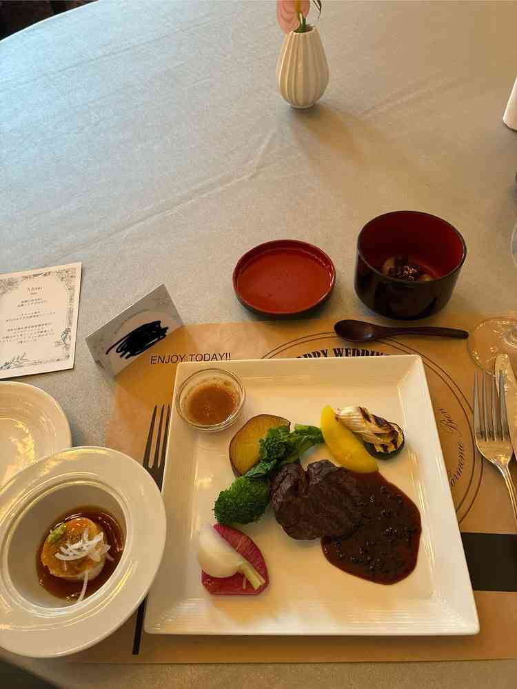 和洋折衷で老若男女楽しめるコース料理。お肉がさっぱりとしていて美味しかったです。