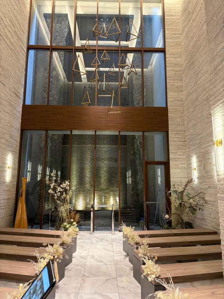 滝が印象的でした。コンパクトでゲストとの距離が近くていいなと思いました。