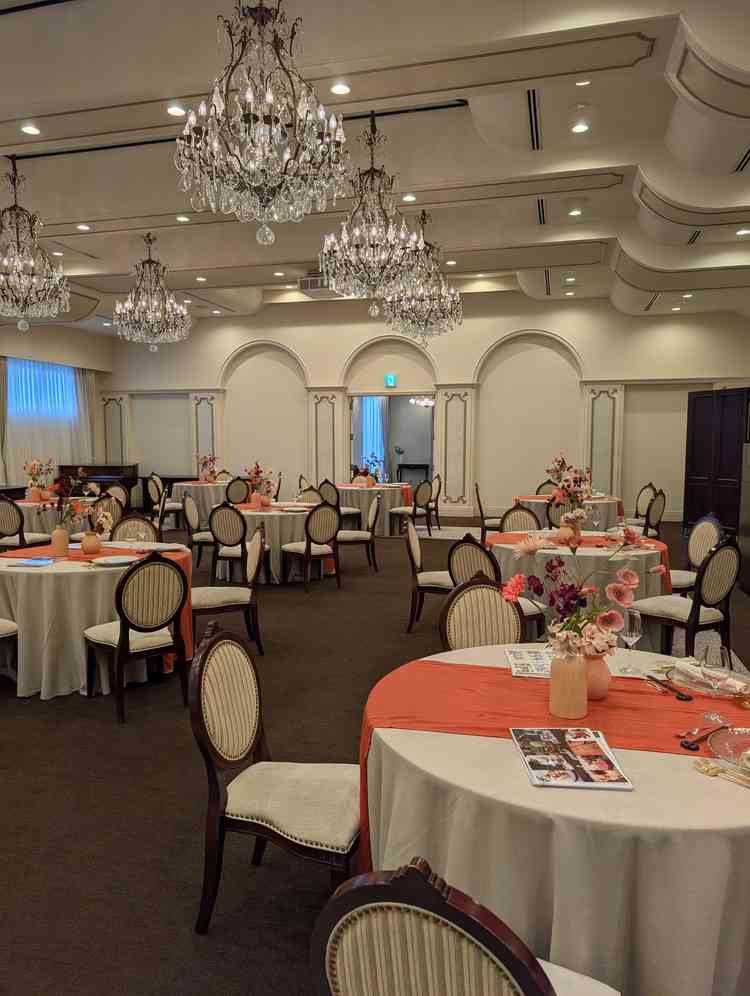 3つある披露宴会場のうちの一つです。ホテルのようなシックな色合いの落ち着いたお部屋でした。