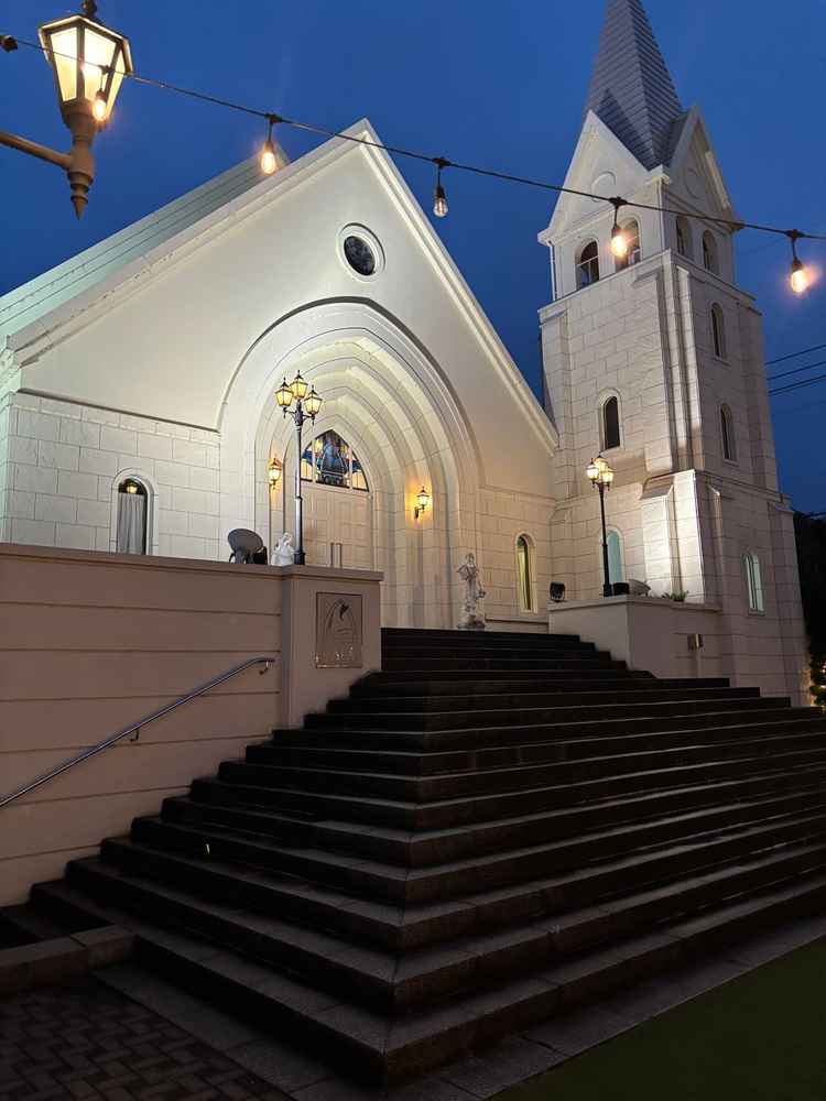 教会の外観です。綺麗な白で夜にライトがつくと更に素敵でした。階段でアフターセレモニーができそうです。