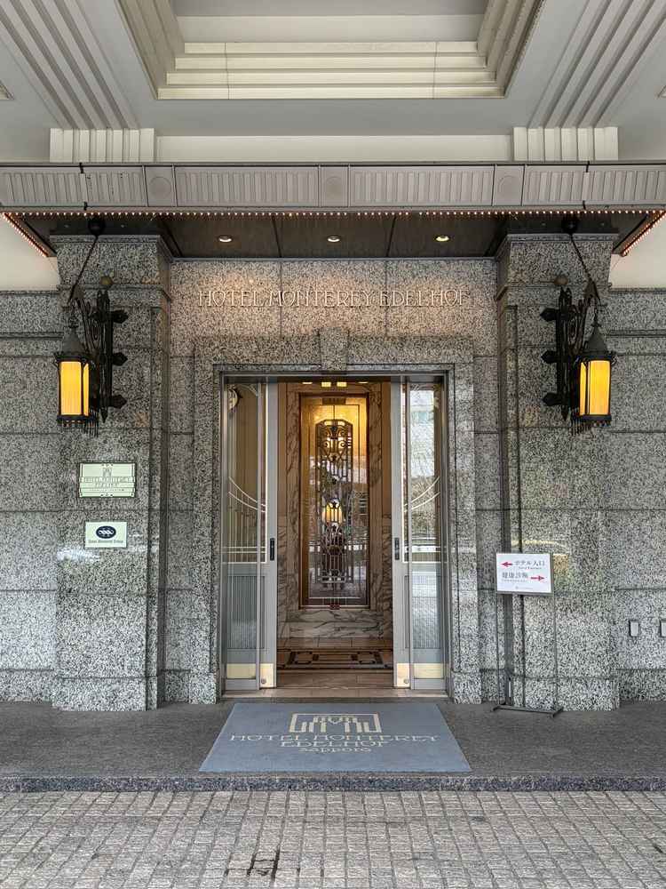 結婚式場があるホテルの入り口です。入り口からオーストリアをイメージした雰囲気で美しかったです。
