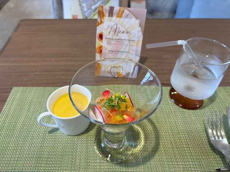 試食でいただいた前菜のサラダとスープ。とてもおしゃれでゲストに喜んでもらえそう。
