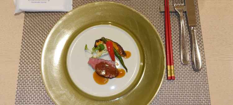 試食プレート。国産和牛のフィレと付け合わせ。