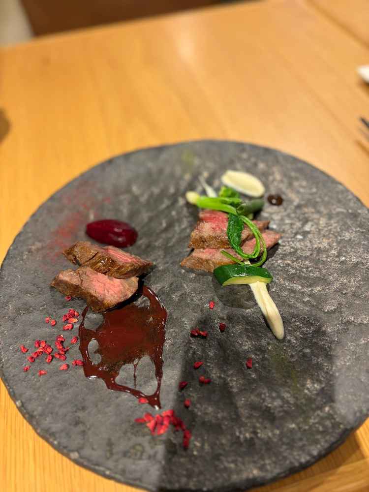 色で分かれているお食事のコースから、お肉の食べ比べを頂きました