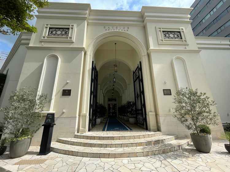 外観。外から中に入るまでの距離感も、天上が高く見た目以上に広く感じちょうど良かったです。