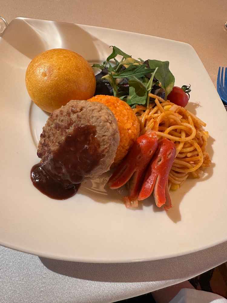 お子様ランチ。とてもボリューミーでかつ美味しく、子どもは喜ぶ大好きなものが詰め込まれていました。