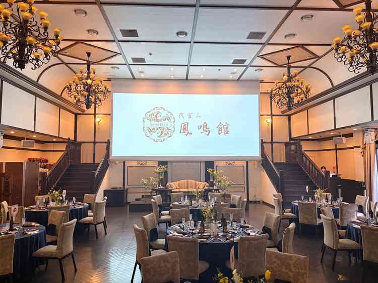 スクリーンがかなり大きいです。200インチくらい。遠くの席でもバッチリ見えます。これはかなり良かった