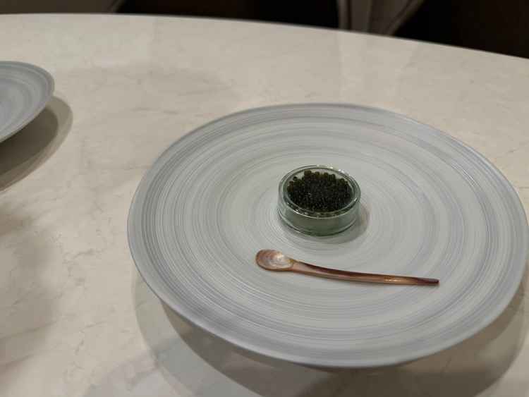冷前菜のキャビアの試食。貝を使用したスプーンが料理とマッチしていて可愛い。
