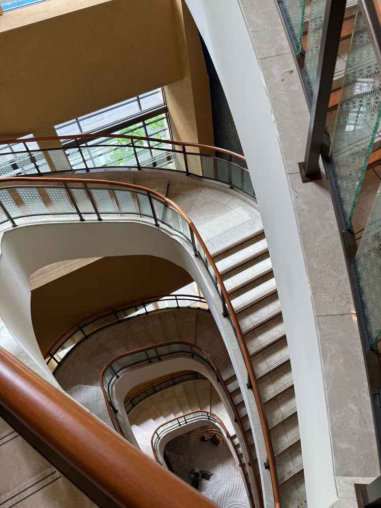 階段。3階フロアから撮影した画角だが、1フロアあたりの天井が高いため、かなり高所。