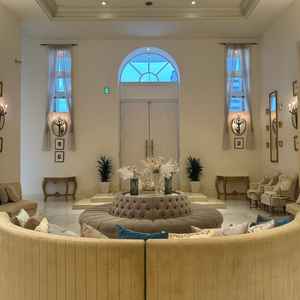 会場の一つであるホワイトハウスの待合室。天井が高いことが印象的で、開放感のある空間でくつろげる。