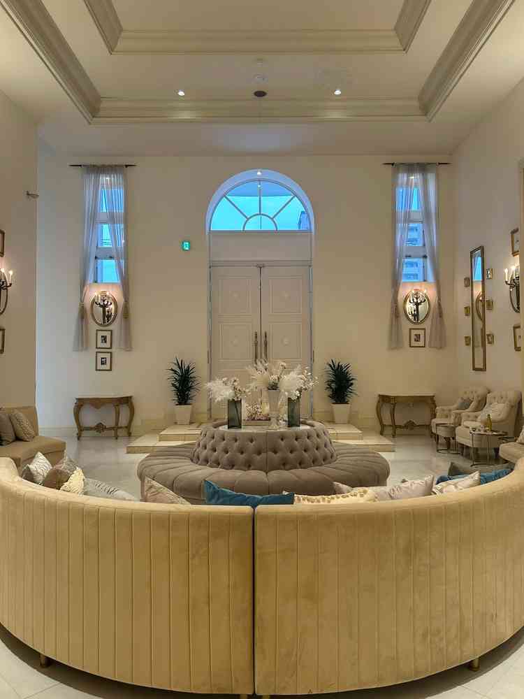 会場の一つであるホワイトハウスの待合室。天井が高いことが印象的で、開放感のある空間でくつろげる。