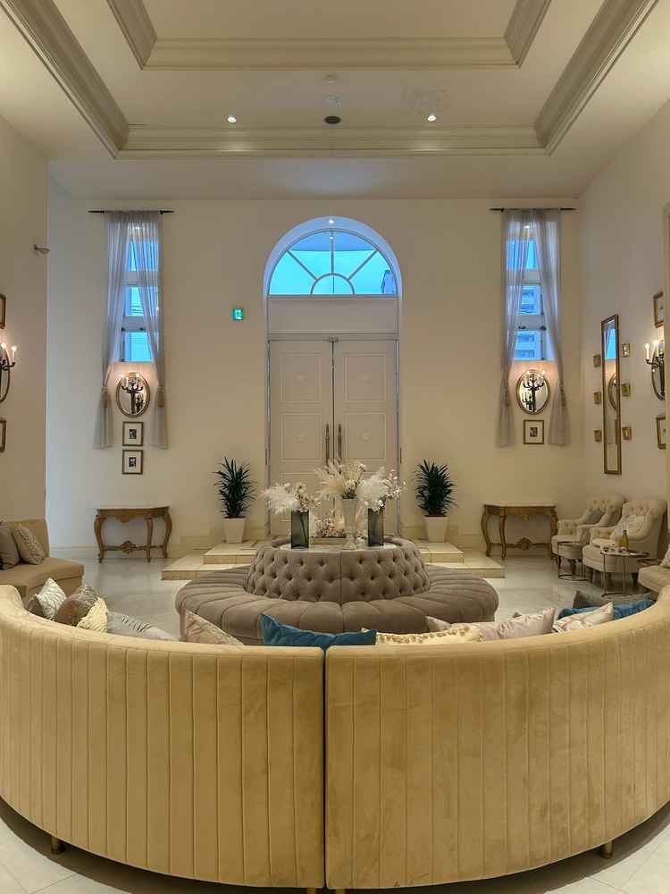 会場の一つであるホワイトハウスの待合室。天井が高いことが印象的で、開放感のある空間でくつろげる。