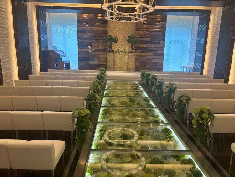 もう一つのチャペルは日の光は入らないけど、バージンロードが可愛かったです。