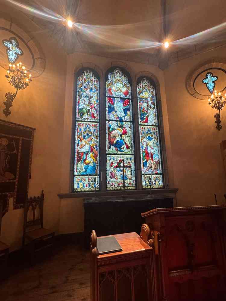 チャペルのガラスがとても綺麗でした。