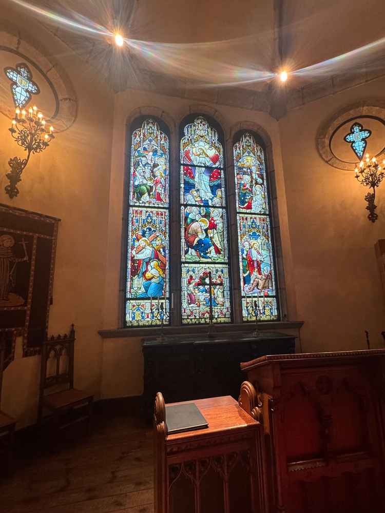 チャペルのガラスがとても綺麗でした。