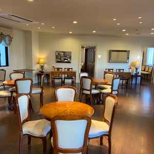 ゲストの待合室　広くもなく狭くもなく丁度いい広さ、バーカウンターもあり良き