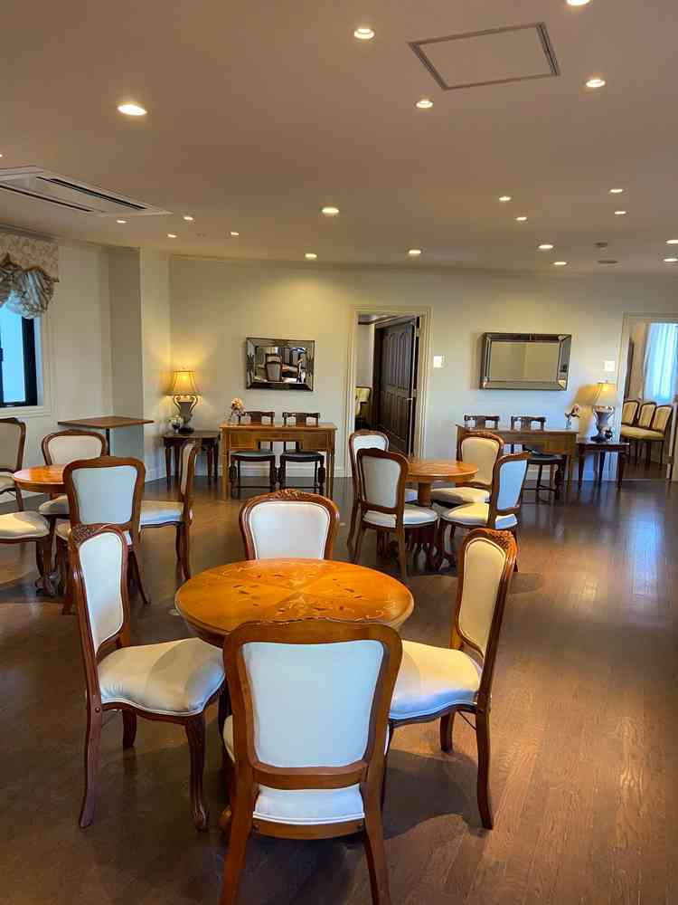 ゲストの待合室　広くもなく狭くもなく丁度いい広さ、バーカウンターもあり良き