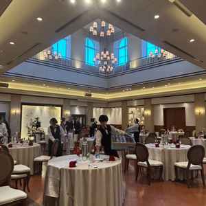 50人規模がちょうど良い広さの披露宴会場でした。テーブルセッティングも品が良いボリューム感でした。