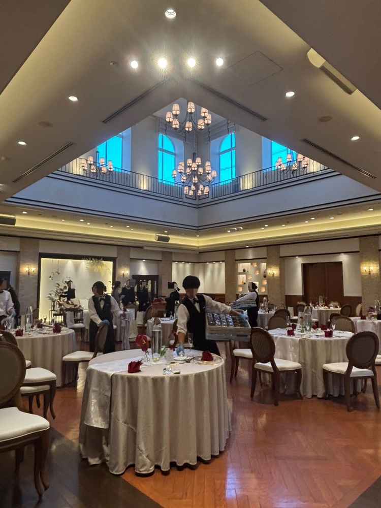 50人規模がちょうど良い広さの披露宴会場でした。テーブルセッティングも品が良いボリューム感でした。