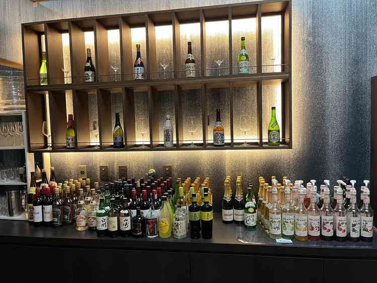 ウェルカムドリンクを作ってくれるバーカウンター　地元の味醂を使ったオリジナルドリンクが美味しかった