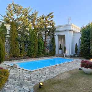 こちらはプール付きの石畳のガーデンです。この日はプールの周りにキャンドルを並べていました。