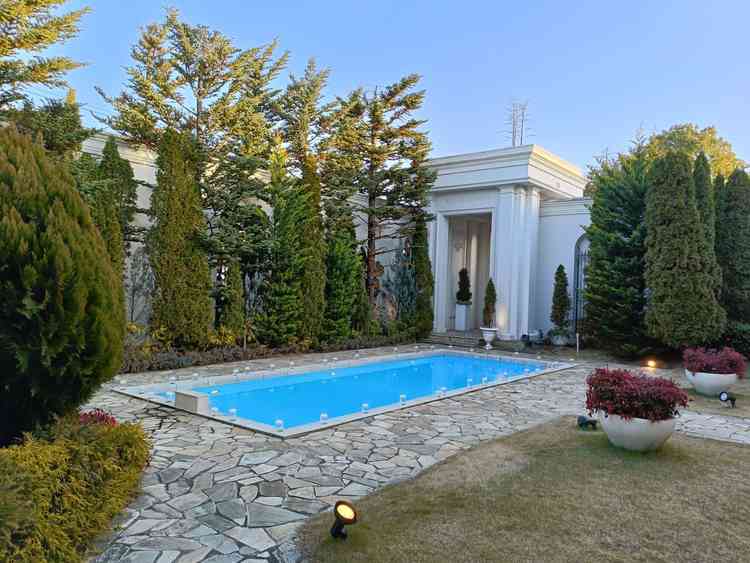 こちらはプール付きの石畳のガーデンです。この日はプールの周りにキャンドルを並べていました。