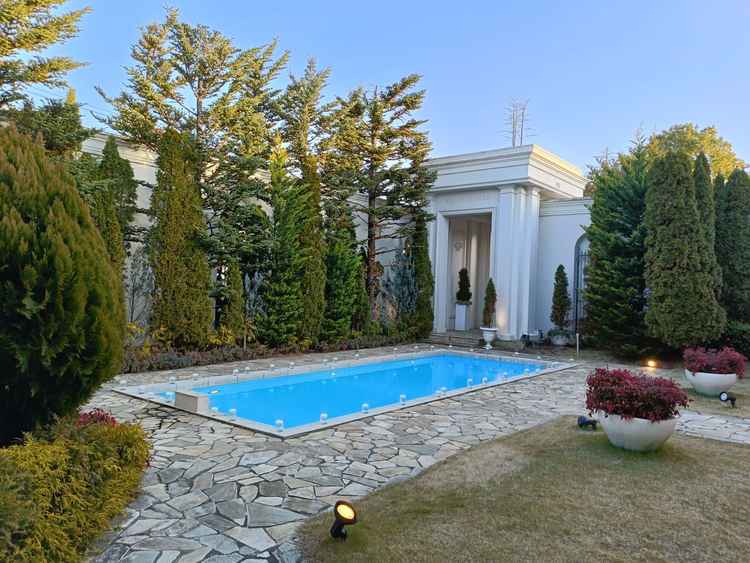 こちらはプール付きの石畳のガーデンです。この日はプールの周りにキャンドルを並べていました。