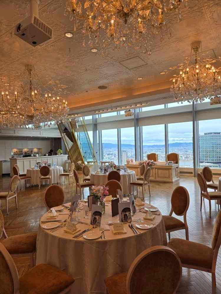 白を基調とした会場は、まるで空の上に浮いているような感じで、窓から一望できる大阪の街並は絶景でした。