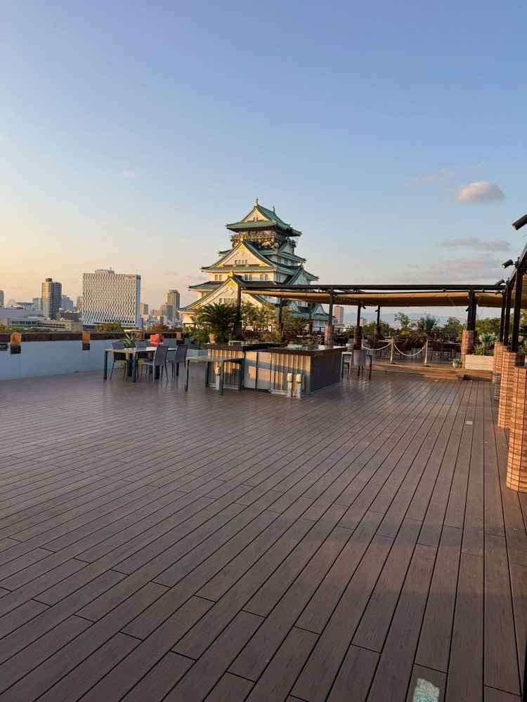 テラスからの大阪城(ここで披露宴ができたり、写真が撮れたりするみたい…！)