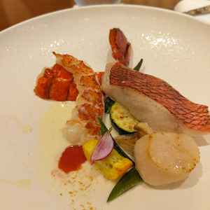 お魚のメインプレート。香りも温度感も◎。ポワレの加減が素晴らしい逸品。