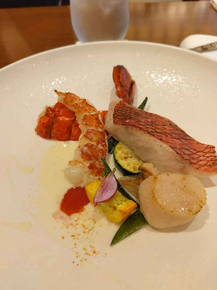 お魚のメインプレート。香りも温度感も◎。ポワレの加減が素晴らしい逸品。