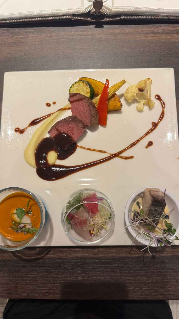 試食の前菜、メイン料理のプレート。盛り付けもとてもおしゃれでした。