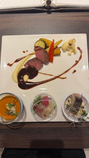試食の前菜、メイン料理のプレート。盛り付けもとてもおしゃれでした。