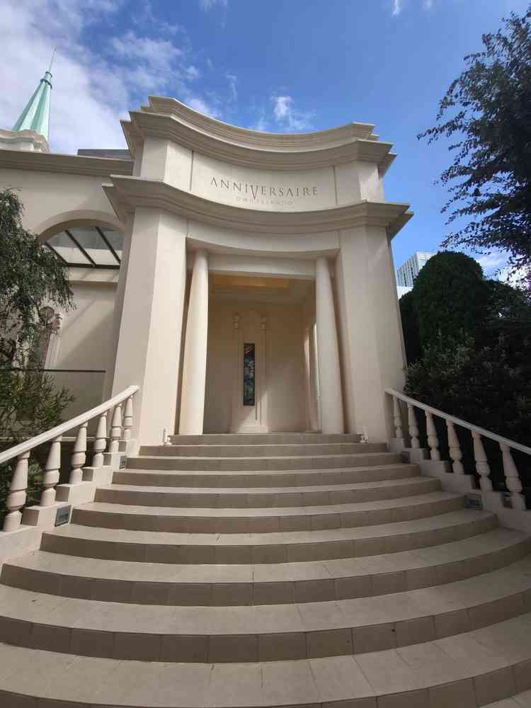 挙式会場外観。洗練された雰囲気。