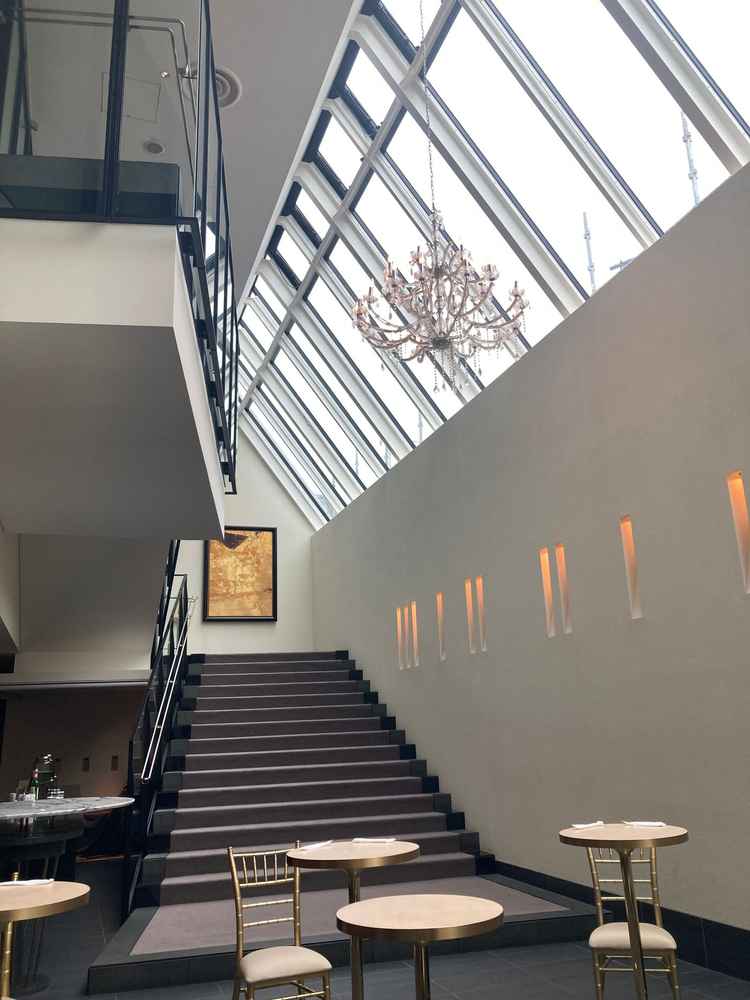 挙式から披露宴会場前のウェルカムスペース。フィンガーフードの提供ができる。