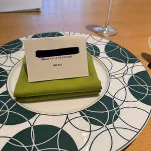 自然み溢れる色味のテーブルコーディネート。