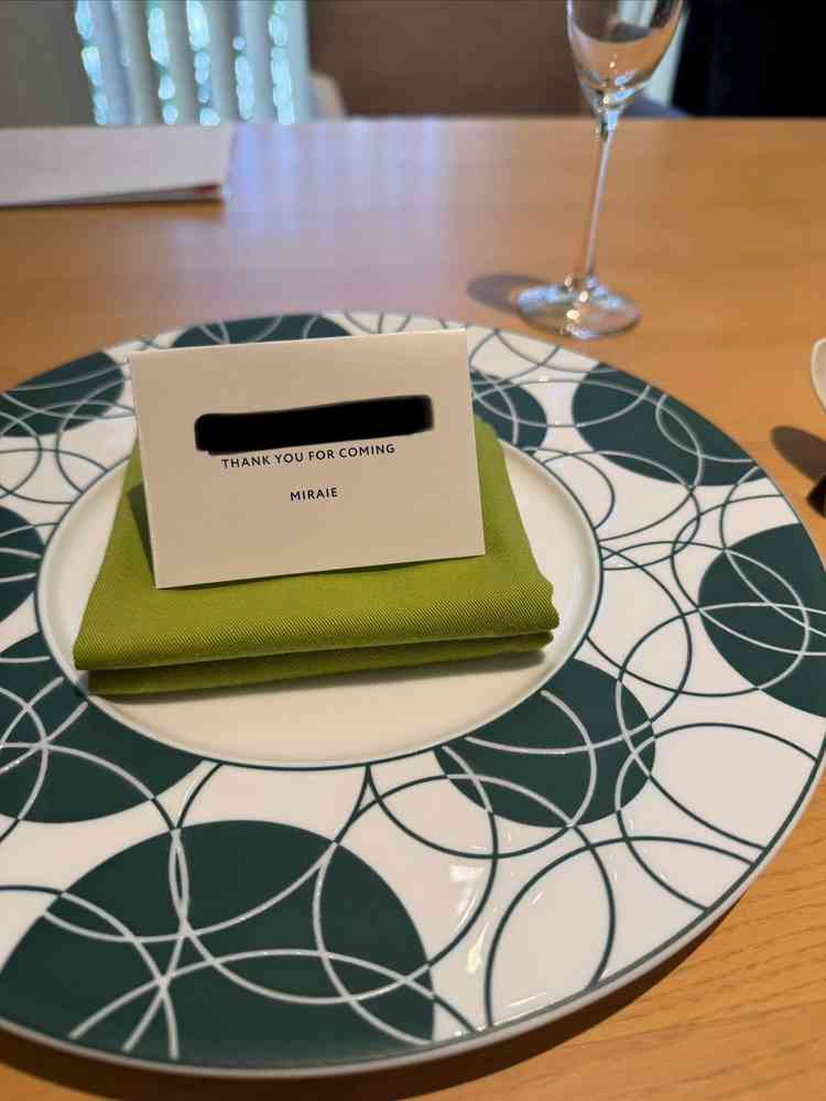 自然み溢れる色味のテーブルコーディネート。