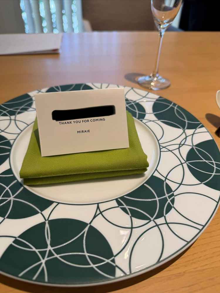 自然み溢れる色味のテーブルコーディネート。