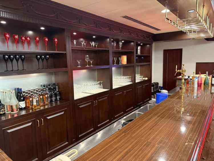 待合室のバーです。披露宴会場やチャペルのナチュラルなら対してシックな印象です。