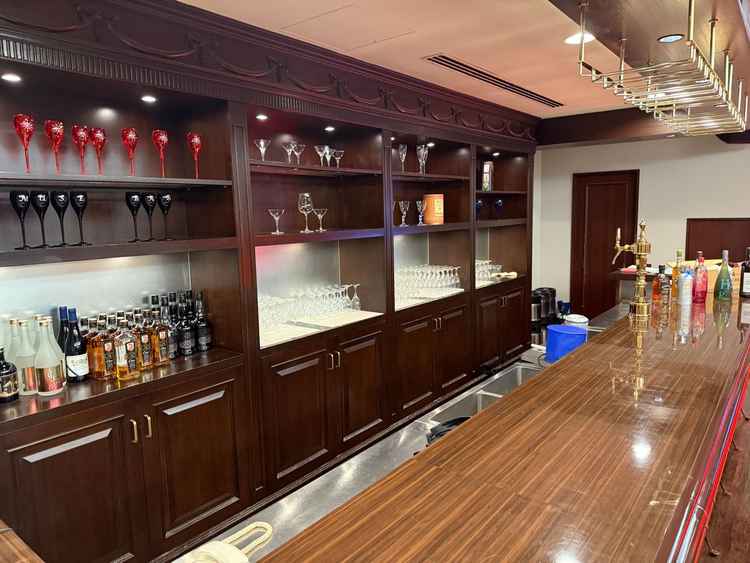 待合室のバーです。披露宴会場やチャペルのナチュラルなら対してシックな印象です。