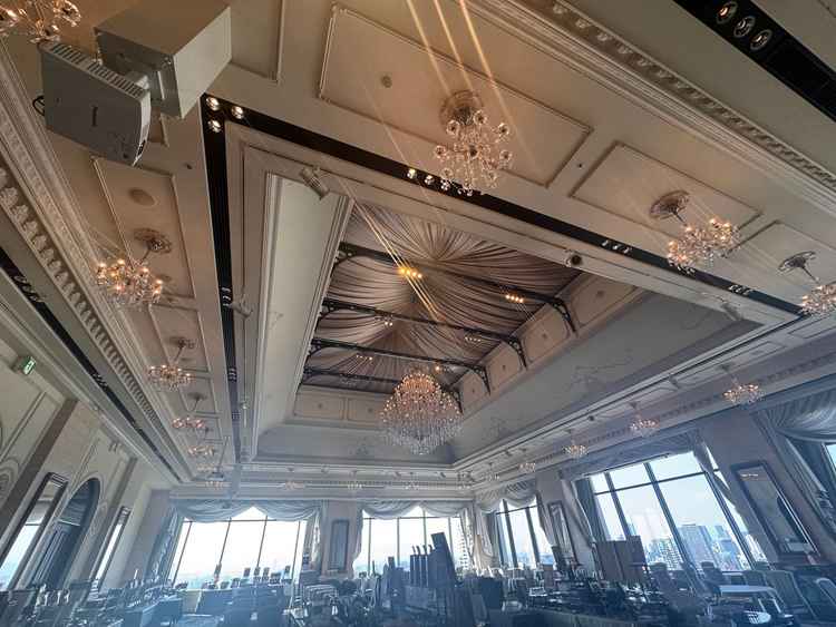 景色が良く、開放感があり良かった。シャンデリアや内装が高級感があり良かった。