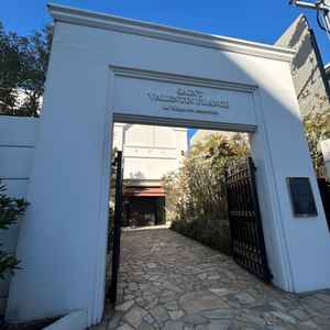 式場のエントランス外観写真。高級感があって素敵でした。