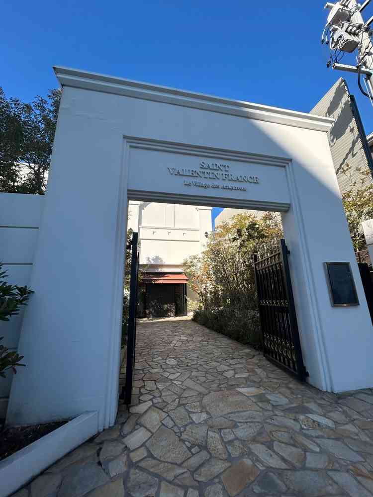 式場のエントランス外観写真。高級感があって素敵でした。