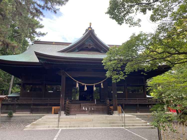 境内はとても静かで落ち着いた結婚式を行いたい人にとってベストな場所だと感じます。社殿も綺麗でした。